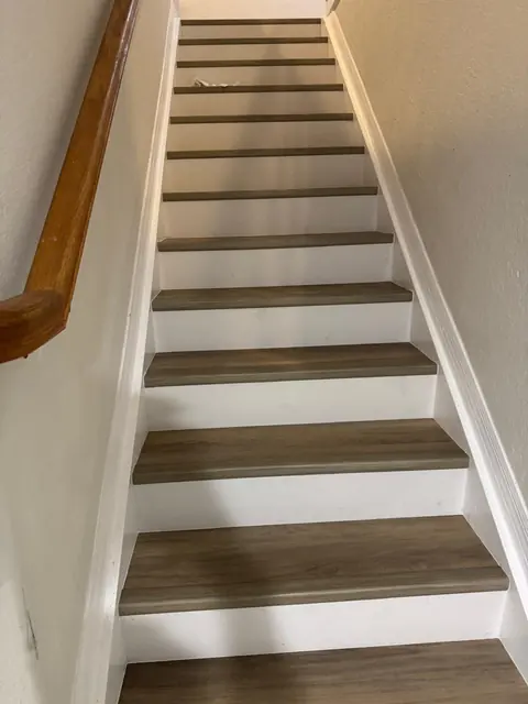 Tramo superior de la escalera con escalones nuevos, después
